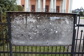 Nekrologi, puste tablice przez koronawirusa © Monika