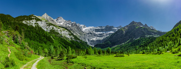 Großer Wasserfall im Cirque de Gavarnie, Nationalpark Pyrenäen, Frankreich © by-studio