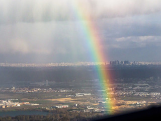 vue aérienne d'un arc-en-ciel face à la Défense à Poissy dans les Yvelines en France