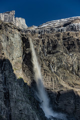 Fototapeta na wymiar Großer Wasserfall im Cirque de Gavarnie, Nationalpark Pyrenäen, Frankreich