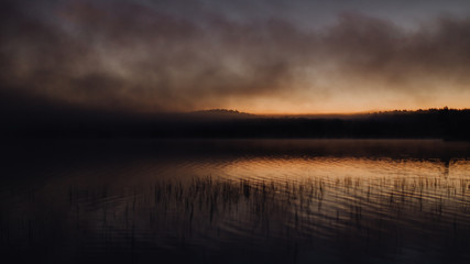 Fototapeta premium Lever de soleil nuageux sur le lac 