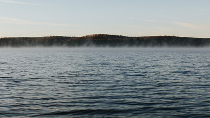 atmosphère brumeux sur le lac en ontario