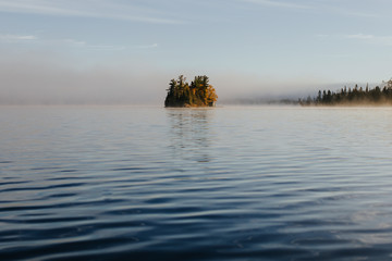 Le jour se lève sur le lac en Ontario