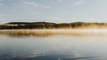 Obraz na płótnie Canvas Brume sur le lac au lever du soleil au Canada