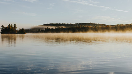 Brume sur le lac au lever du soleil en Ontario