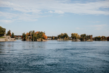 Fototapeta na wymiar Archipel des Mille-îles en Ontario 