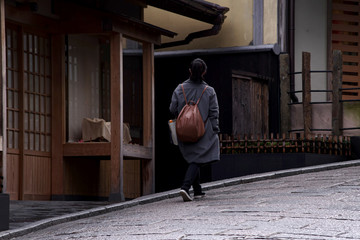 京都東山・旅行者のいる街並み	