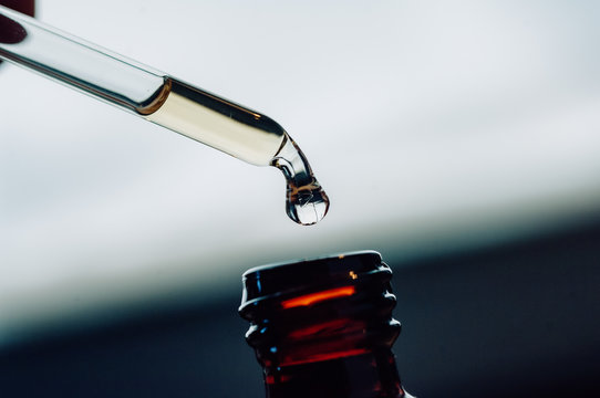 Pipette mit einer Medizin Flasche