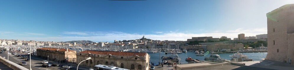Panorama sur le vieux port à Marseille avec vue sur la Basilique Notre-Dame-de-la-Garde
