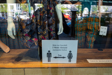 Corona hat Hausverbot. Aufsteller vor einem Schuhgeschäft in der Schönhauser Allee in Berlin-Prenzlauer Berg. 