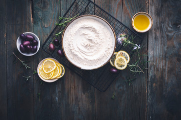 Ingrédient pour un Pain Focaccia aux Olives Kalamata, Citron, Romarin pour l’été