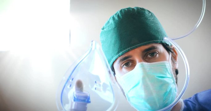 Medico sta mettendo la mascherina al paziente