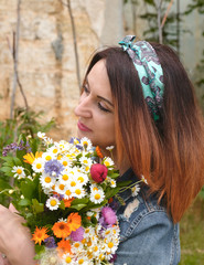 Naklejka premium beautiful young woman on nature 