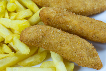 assiette de filet de poulet pané et frites