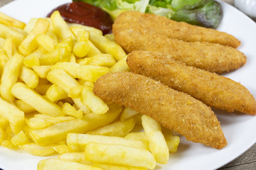 assiette de filet de poulet pané et frites