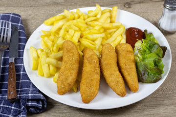 assiette de filet de poulet pané et frites