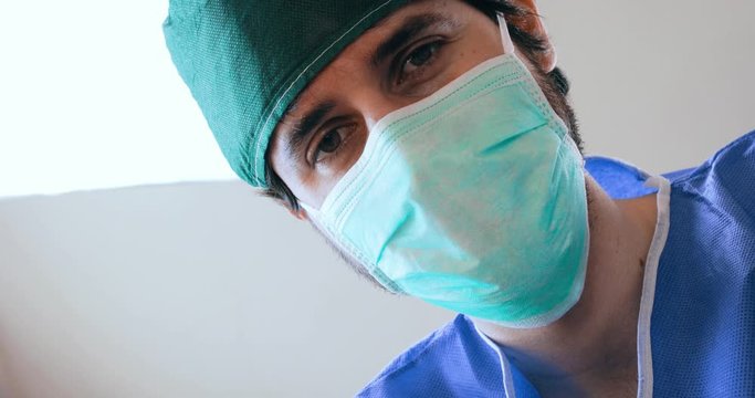 Medico risveglia il paziente dopo una lunga operazione chirurgica
