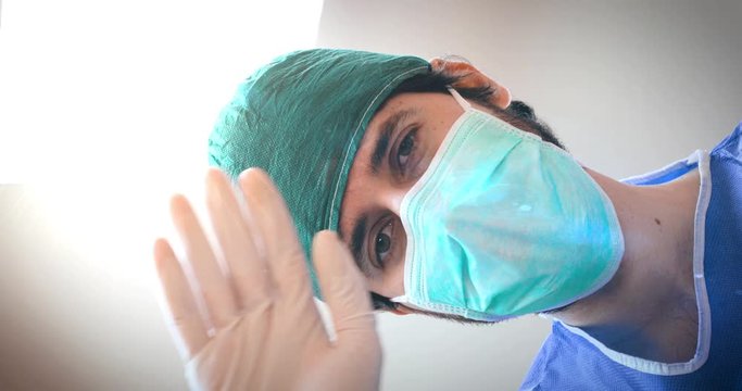 Medico risveglia il paziente dopo essere guarito dal coronavirus e sorride.