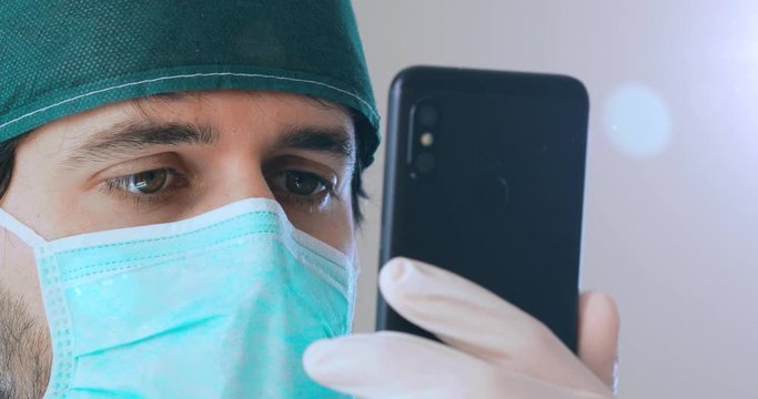 Medico parla al telefonino con una videochiamata dal paziente