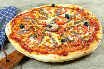 pizza napolitaine (pizza anchois, tomate et olives)