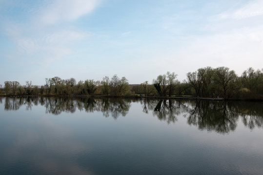 Spiegelung der B&auml;ume am Leinpfad mit Blick &uuml;ber die Ruhr, Winter in M&uuml;lheim an der Ruhr