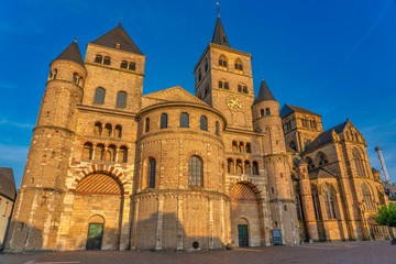 Fototapeta na wymiar Der Dom in Trier (St. Peter) ist die älteste Bischofskirche in Deutschland und UNESCO Welterbe 