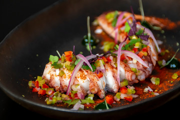 pulpo confitado con encurtidos, leche de tigre y pimentón de la vera
