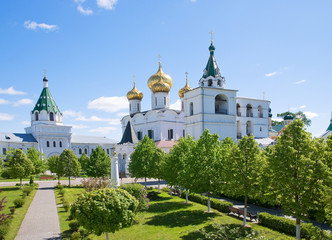 Fototapeta na wymiar Courtyard of the Ipatiev monastery, Trinity Cathedral