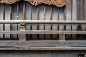 古い家屋の窓際