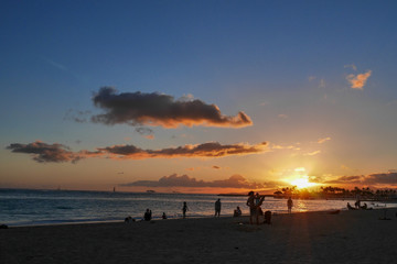 ビーチで夕日を待つ