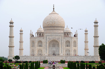 Fototapeta na wymiar il complesso del Taj Mahal ad Agra in India 