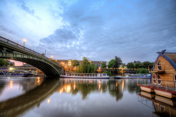 Naklejka premium pont au lever du jour avec fleuve et lampadaire à Nantes en France