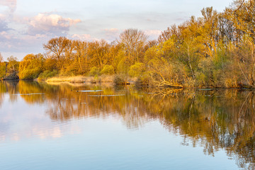 Spiegelung im Sonnenaufgang