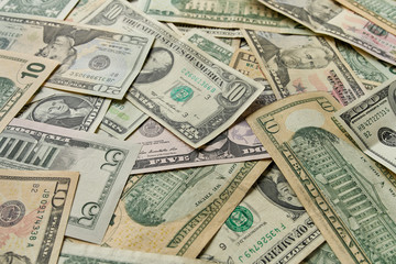 Dolary amerykanskie w banknotach porozrzucane na stole