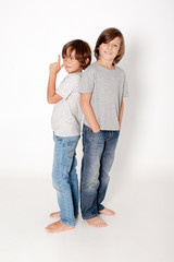 NIÑOS HERMANOS EN ESTUDIO CON FONDO BLANCO