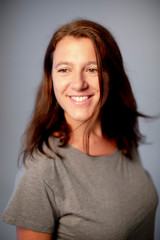 Obraz premium RETRATO DE MUJER SONRIENTE FONDO GRIS