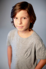 RETRATO DE NIÑO CON FONDO GRIS DE ESTUDIO