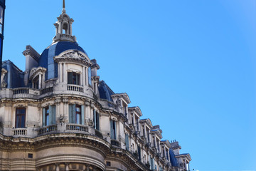 Obraz premium the korner of a historical building 
