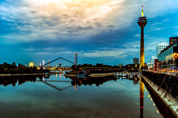 Blick auf Düsseldorf vom Medienhafen aus