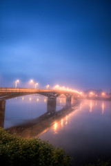 Plakat pont au lever du jour avec brume et lampadaire à Nantes en France