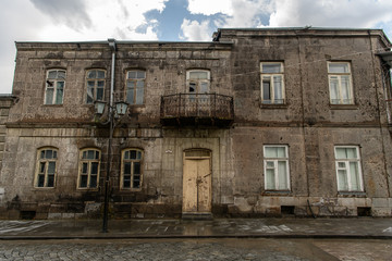 Fototapeta na wymiar Old house facade ii Gyumri, Armenia