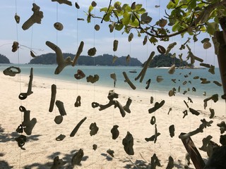 Windspiel / Schattenspiel am Strand von Pulau Pangkor, Malaysia 