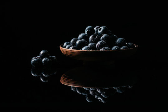 Fresh blueberries on wooden bowl on table