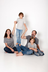 FAMILIA FELIZ EN ESTUDIO FONDO BLANCO
