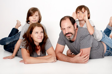 FAMILIA FELIZ EN ESTUDIO FONDO BLANCO
