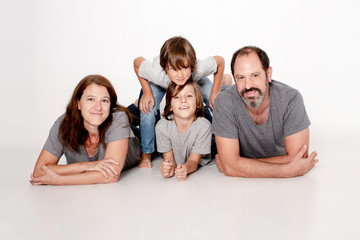FAMILIA FELIZ EN ESTUDIO FONDO BLANCO
