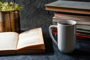 Libro, caafe y plantas