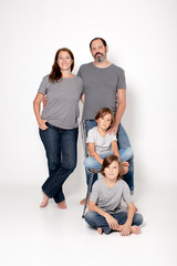 FAMILIA FELIZ EN ESTUDIO FONDO BLANCO
