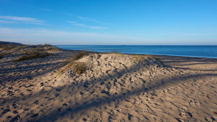 menschenleerer Strand an der Ostseeküste bei Warnemünde