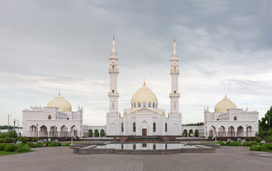 Fototapeta na wymiar Beautiful white mosque in the city of Bulgar with a beautiful sky. Without people